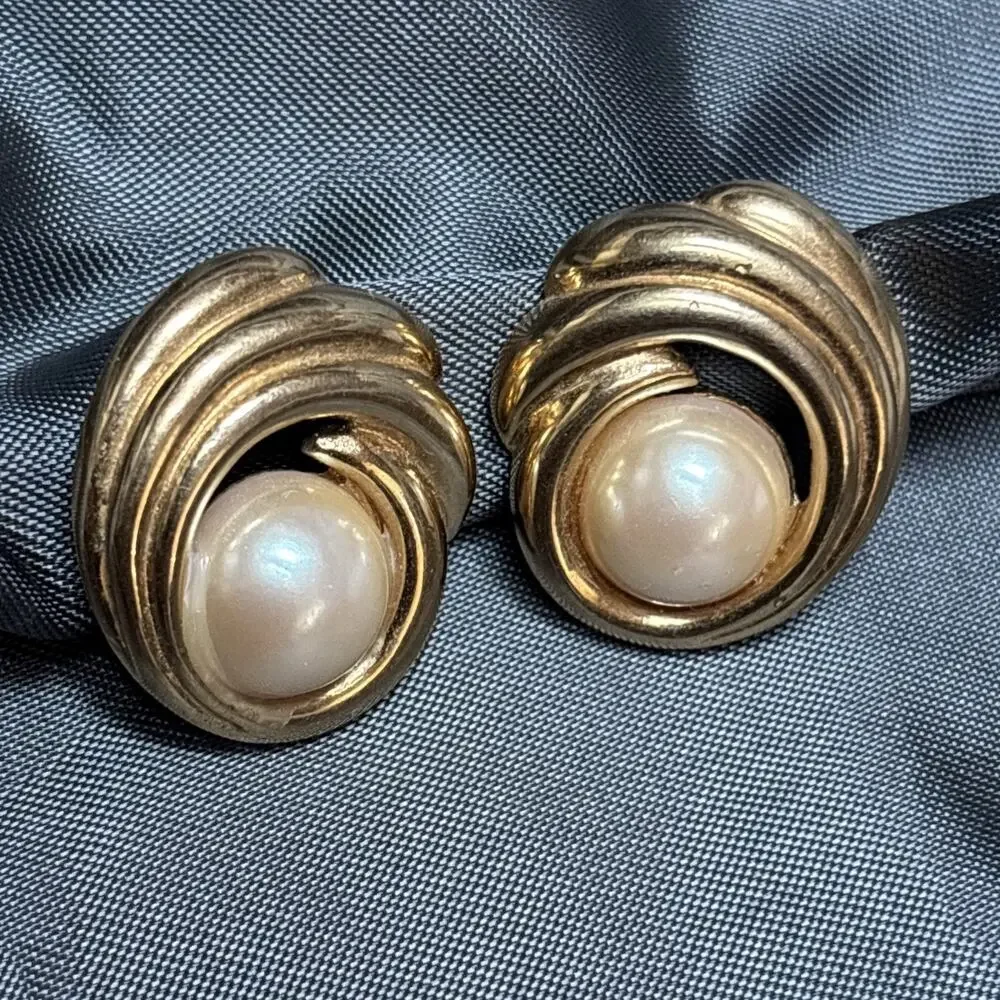 Vintage 1980s Richelieu Faux Pearl Stud Earrings Wave & Pearl Gold Tone 1” Wide